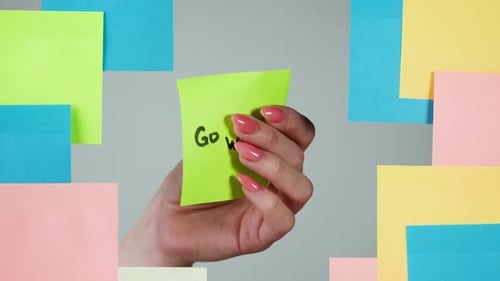 Etiqueta de nota em closeup de vidro transparente