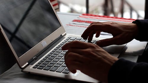 Homem digitando no laptop