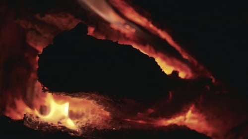 Brennendes Holz im Kamin