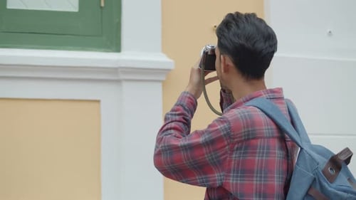 Blogueiro asiático feliz curtindo viagens de lazer e estilo de vida.