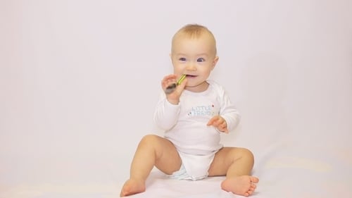 Beau petit bébé sur fond blanc