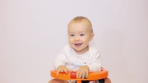 Beau petit bébé sur fond blanc