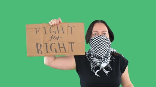 Mujer levantando señal de lucha por la derecha durante manifestación política o huelga