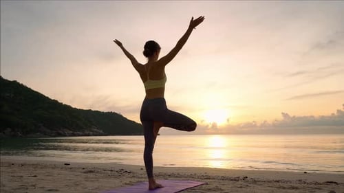 Yoga machen bei Sonnenaufgang