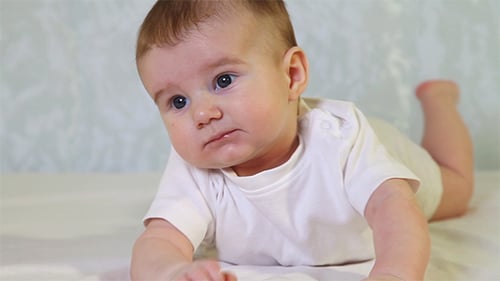 Amüsanter kleiner Junge