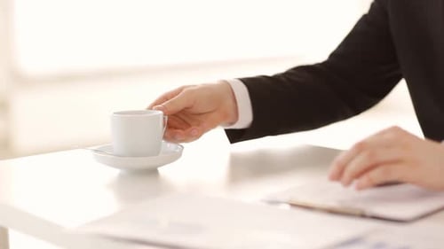 Kaffeepause bei Vertragsunterzeichnung