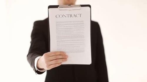 Homme montrant un contrat
