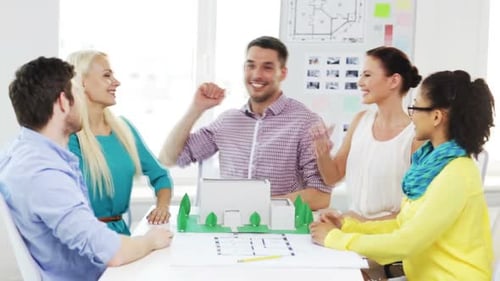 Arquitetos Sorridentes Fazendo High Five No Escritório 1