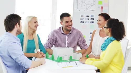 Arquitetos Sorridentes Fazendo High Five No Escritório 3