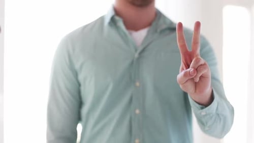 Primer plano del hombre mostrando los dedos de uno a tres