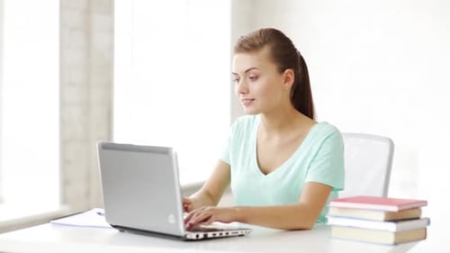 Glücklicher Student bei der Arbeit mit Laptop 5