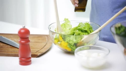 Nahaufnahme einer Frau, die zu Hause Gemüsesalat kocht 2