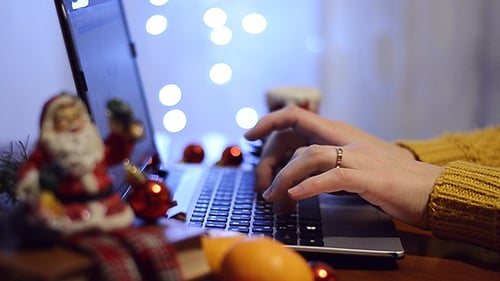Frau tippt auf einem Laptop