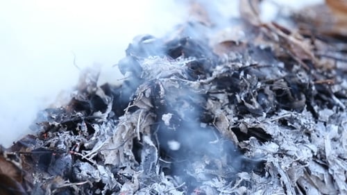 Fuego ardiente y humo