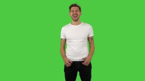 Selbstbewusster Typ lacht. Greenscreen