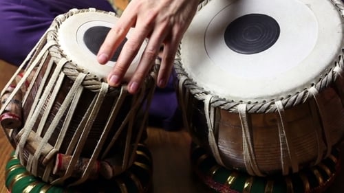 Homme à l'écoute des tambours de tabla indiens
