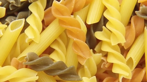 Pâtes de macaronis italiennes non cuites alternées