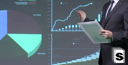 Empresário trabalhando na tela grande