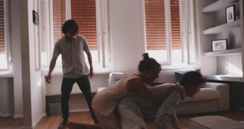 Tres adultos jóvenes celebrando juntos las buenas noticias