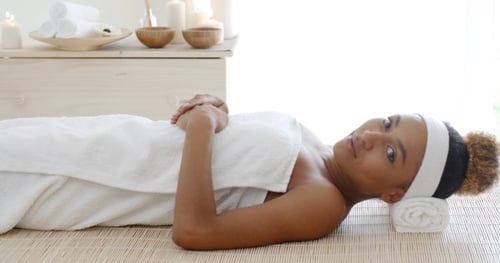 Mujer de belleza consiguiendo spa