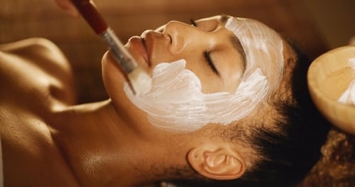Mascarilla cosmética en la cara