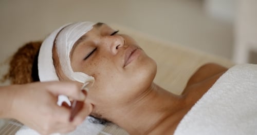 Terapeuta que aplica una mascarilla