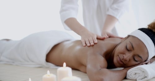 Rückenmassage bei Frau