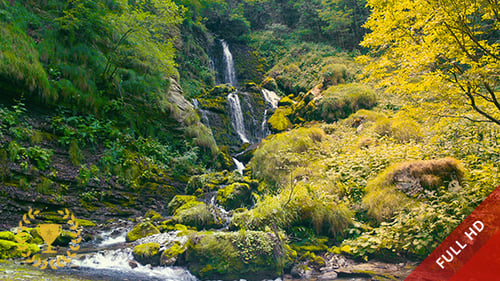 Cachoeira mágica em uma paisagem selvagem