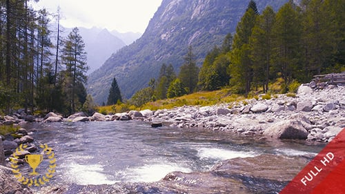 La rivière coule entre les montagnes