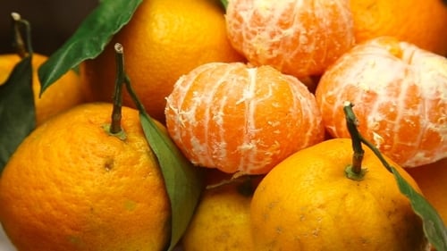 Rotierende Mandarinen mit Blättern