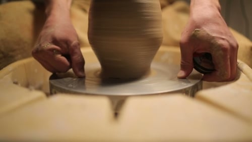Mains d'un potier, Création d'un pot en terre