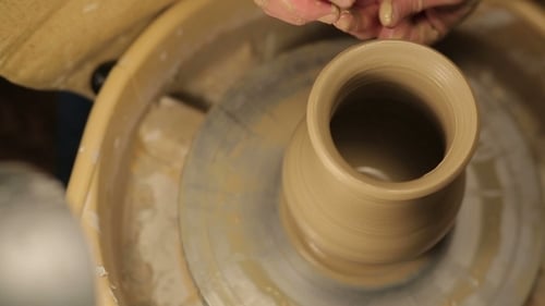Mains d'un potier, Création d'un pot en terre
