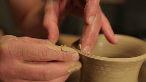 Mains d'un potier, Création d'un pot en terre