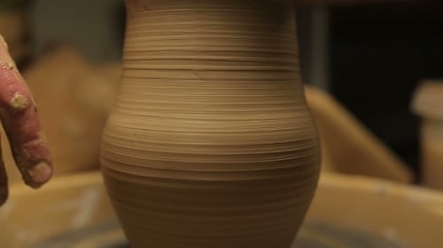 Mains d'un potier, Création d'un pot en terre