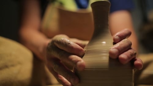 Mains d'un potier, Création d'un pot en terre