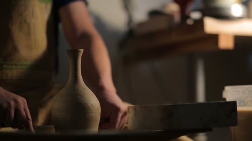 Mains d'un potier, Création d'un pot en terre