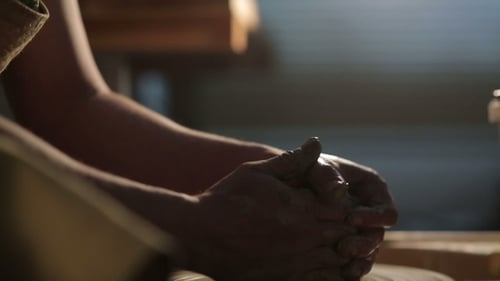 Mains d'un potier, Création d'un pot en terre
