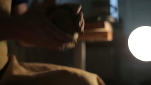 Mains d'un potier, Création d'un pot en terre