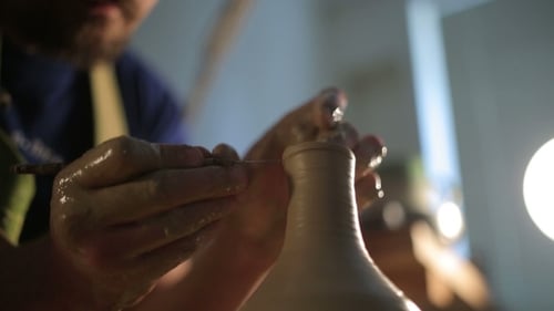 Mains d'un potier, Création d'un pot en terre