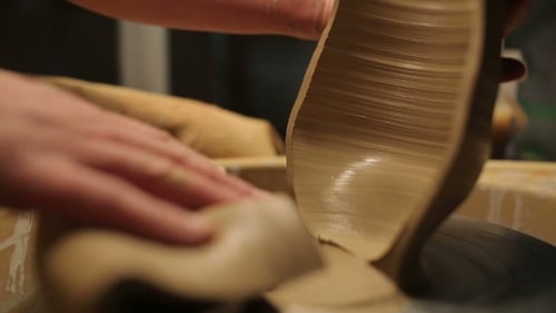 Mains d'un potier, Création d'un pot en terre