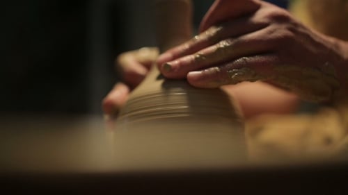 Mains d'un potier, Création d'un pot en terre