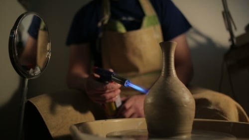 Mains d'un potier, Création d'un pot en terre