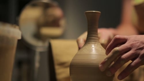 Mains d'un potier, Création d'un pot en terre