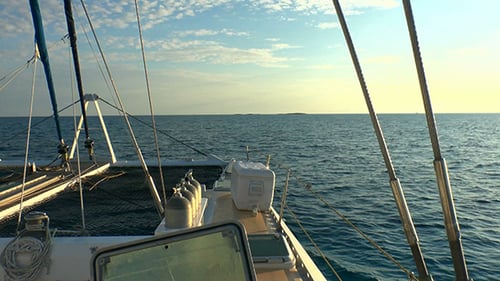 Catamarán y mar Caribe