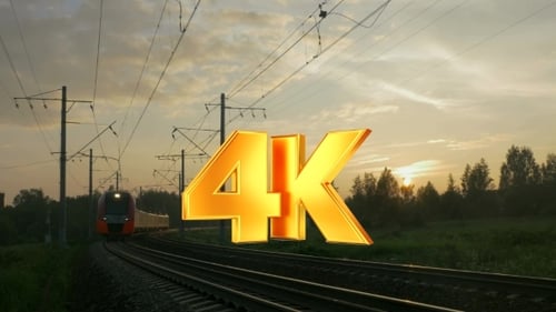 Personenzug in ländlicher Gegend bei Sonnenuntergang