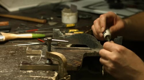 Handwerker, der mit Metalldetails arbeitet.