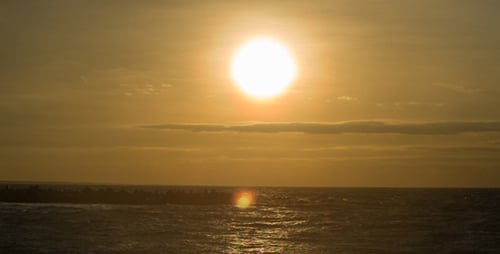 Sol anaranjado sobre el mar