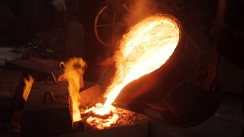 Geschmolzenes Metall wird aus dem Tiegel gegossen