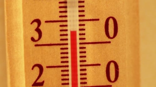 Temperatur steigt auf einem Thermometer.