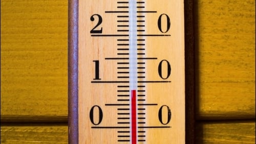 Temperatur steigt auf einem Thermometer.